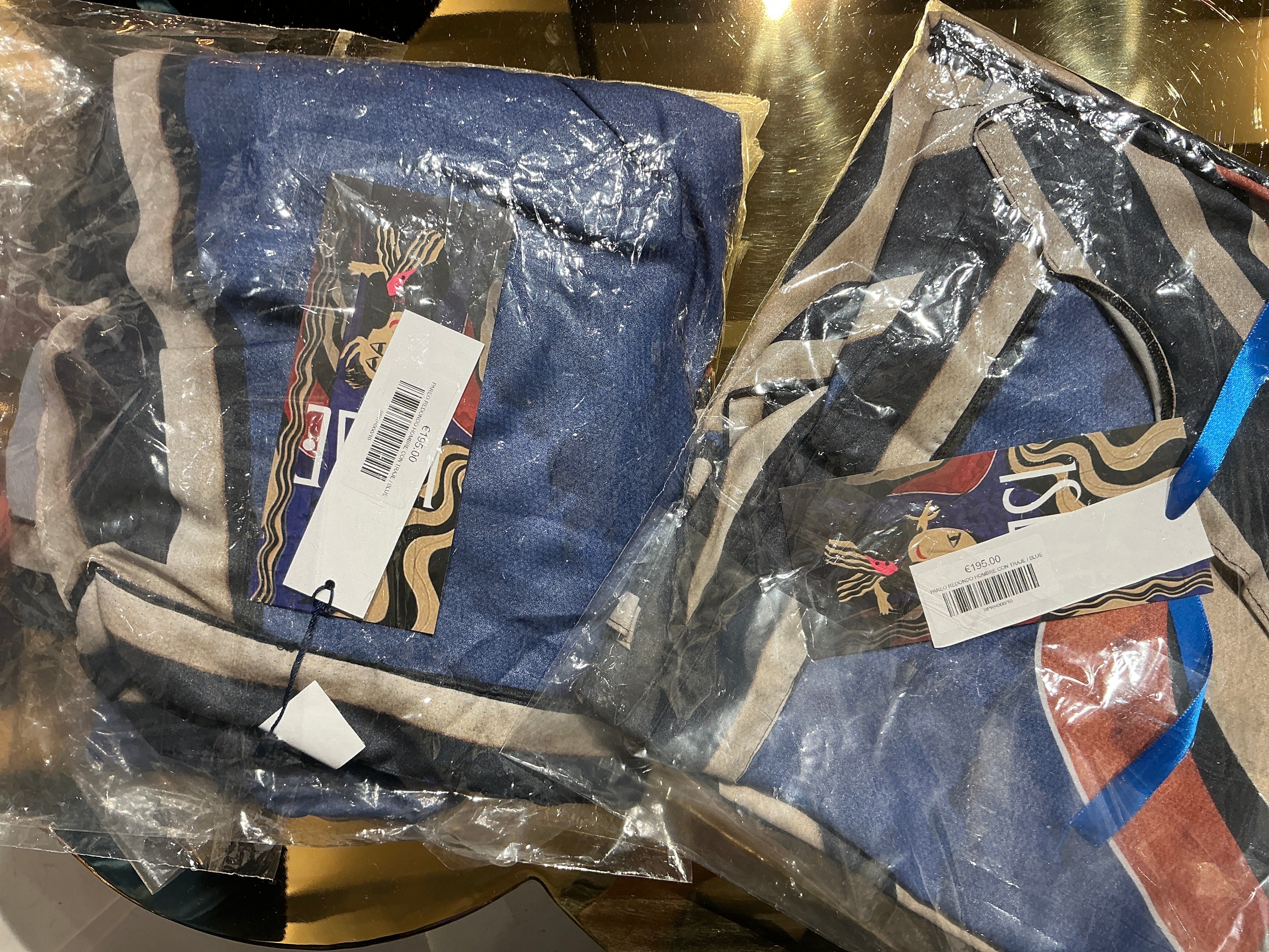 PAREO REDONDO HOMBRE CON TRAJE