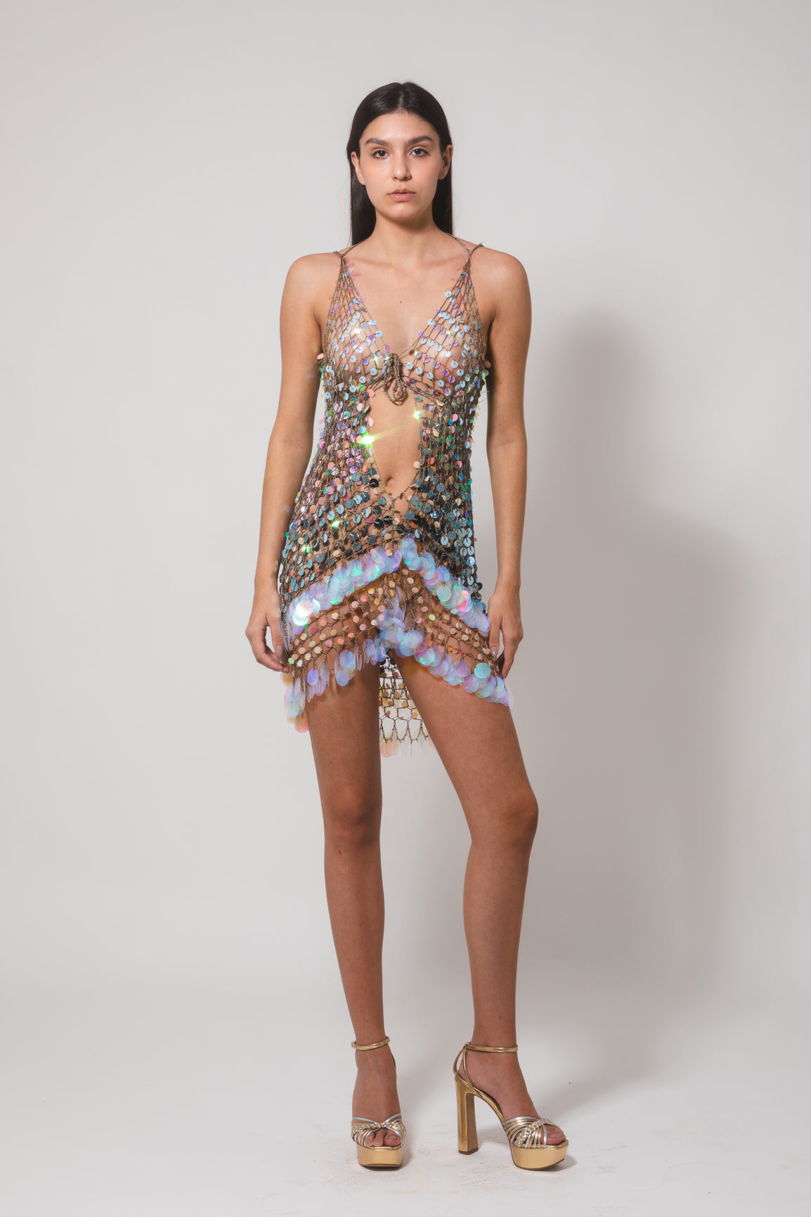 VESTIDO CURTO COM ABERTURA FRONTAL