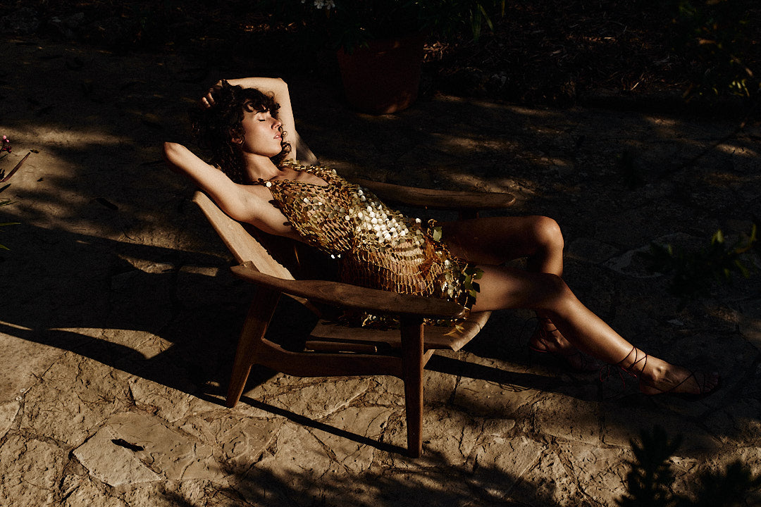 VESTIDO CURTO COM CAUDA