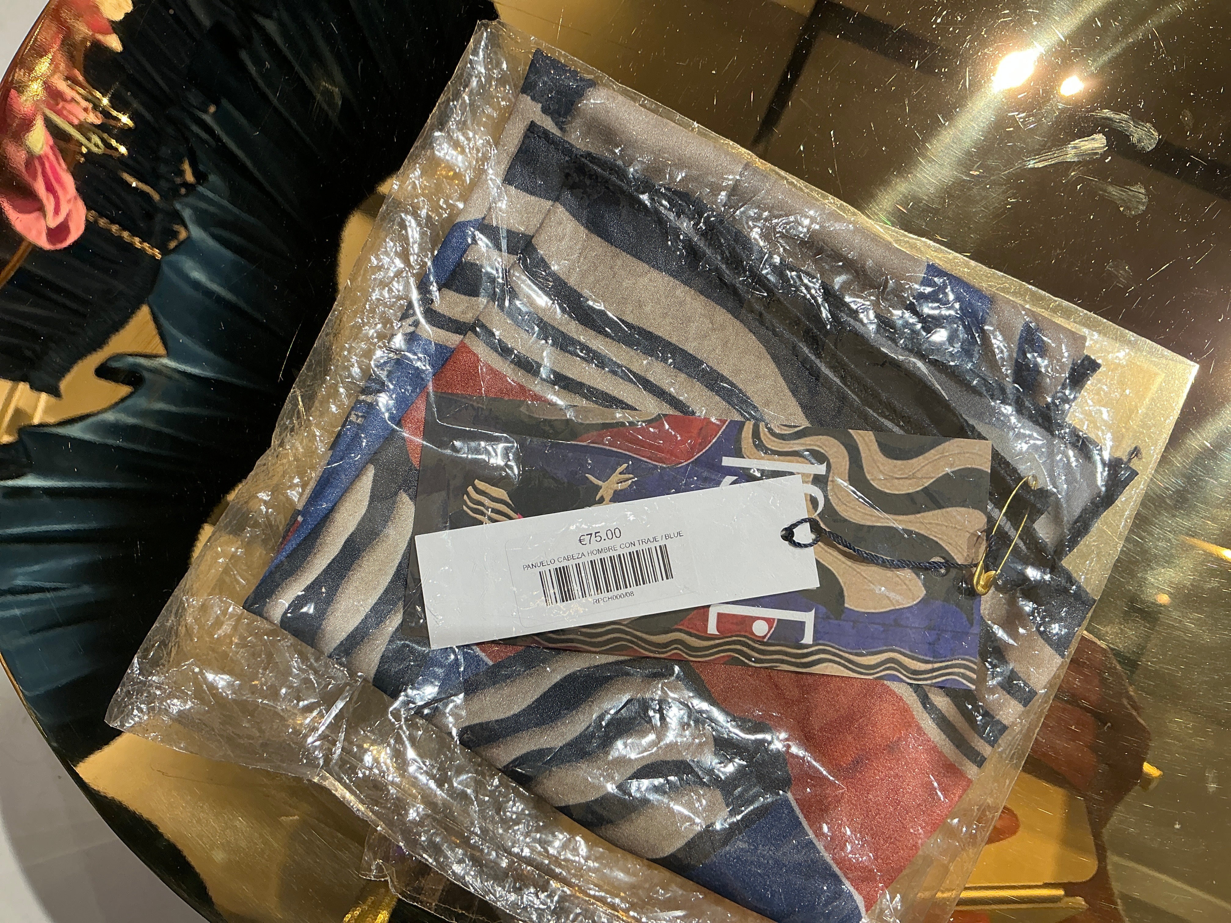 PAÑUELO CABEZA HOMBRE CON TRAJE