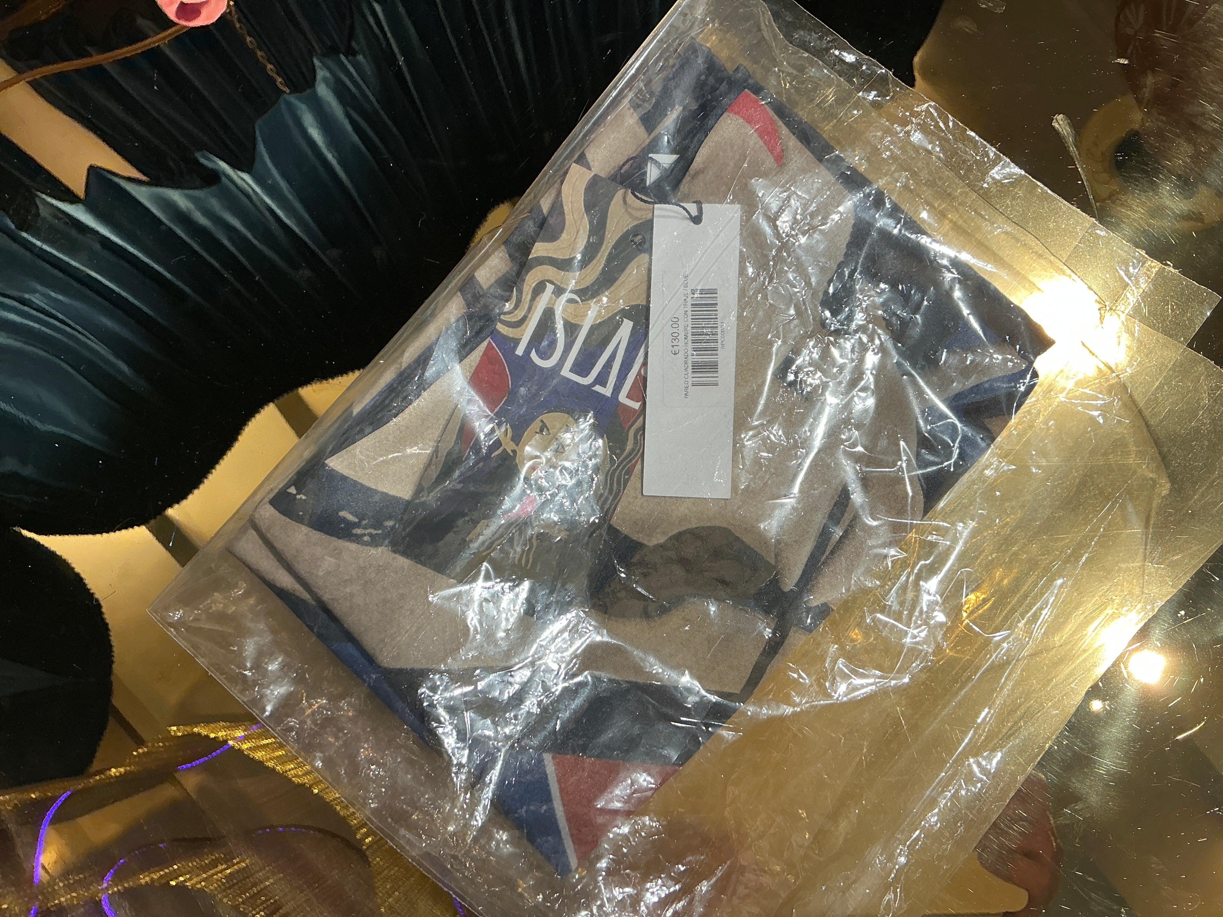 PAREO CUADRADO HOMBRE CON TRAJE