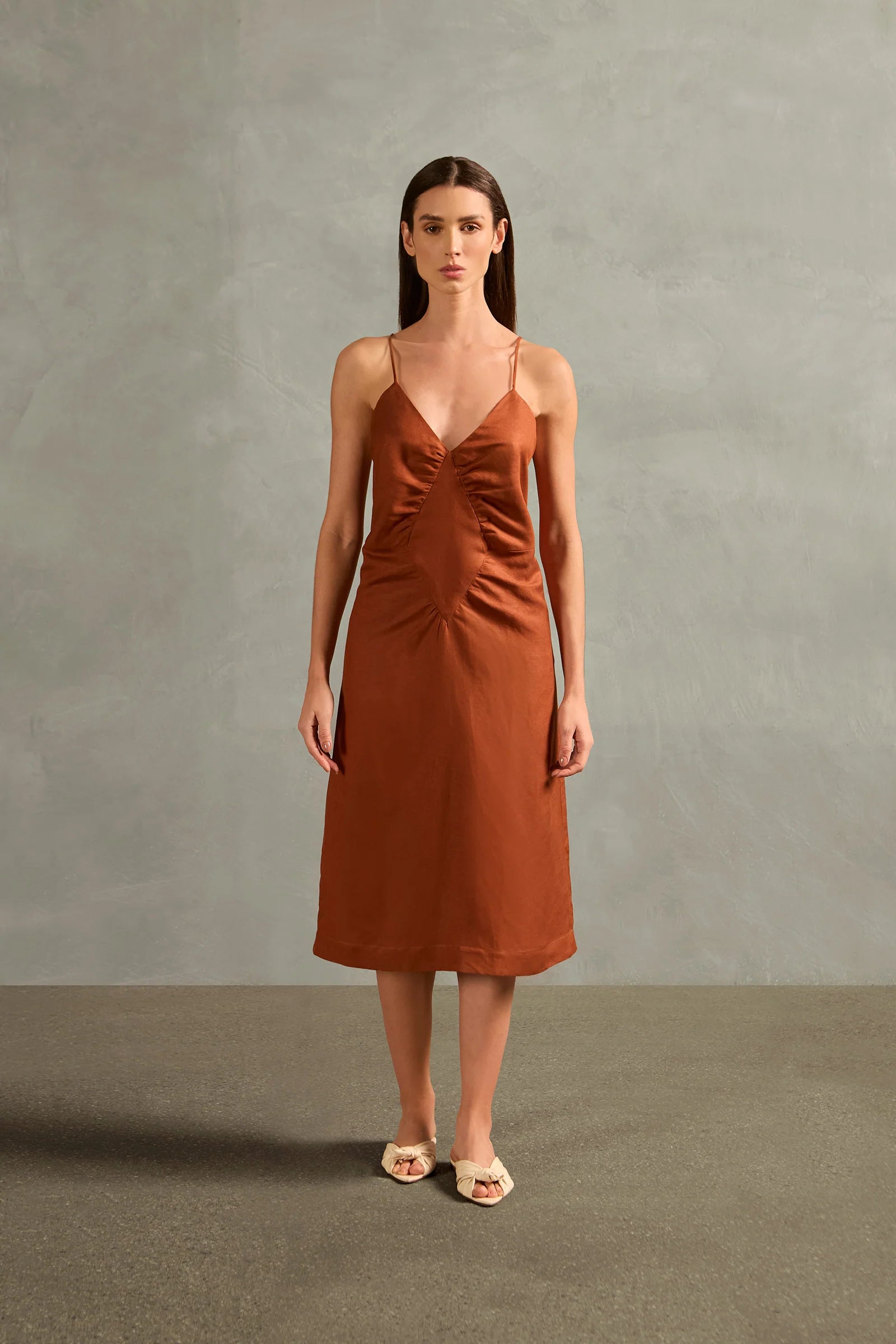 VESTIDO MINI CON VOLANTES SÓLIDOS